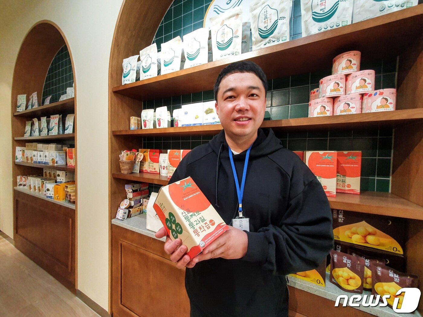 본문 이미지 - 오천호 에코맘의산골이유식 농업회사법인 대표가 자사 제품을 소개하고 있다. ⓒ 뉴스1 황덕현 기자