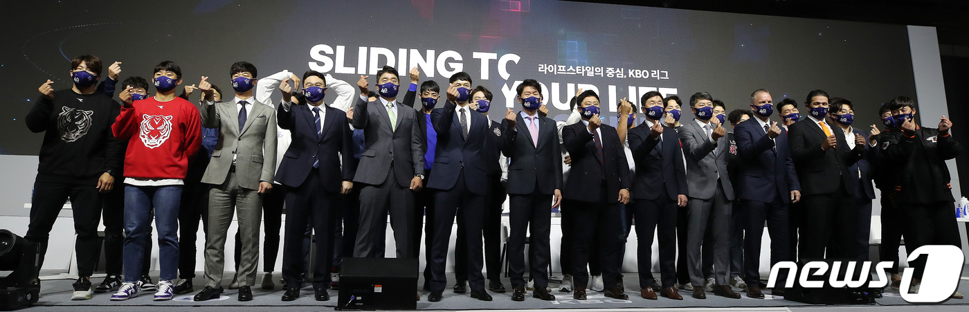 (서울=뉴스1) 임세영 기자 = 31일 서울 용산구 소월로 그랜드 하얏트 서울 호텔에서 열린 프로야구 2022 신한은행 SOL KBO 미디어데이에서 참석자들이 기념촬영을 하고 있다 …