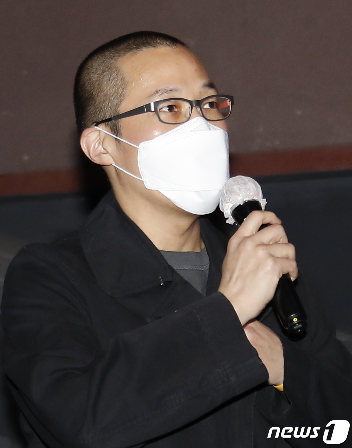 (서울=뉴스1) 권현진 기자 = 박이웅 감독이 31일 오후 서울 건대 롯데시네마에서 열린 영화 ‘불도저에 탄 소녀’ 시사회에서 무대 인사를 하고 있다.‘불도저에 탄 소녀’는 갑작스 …