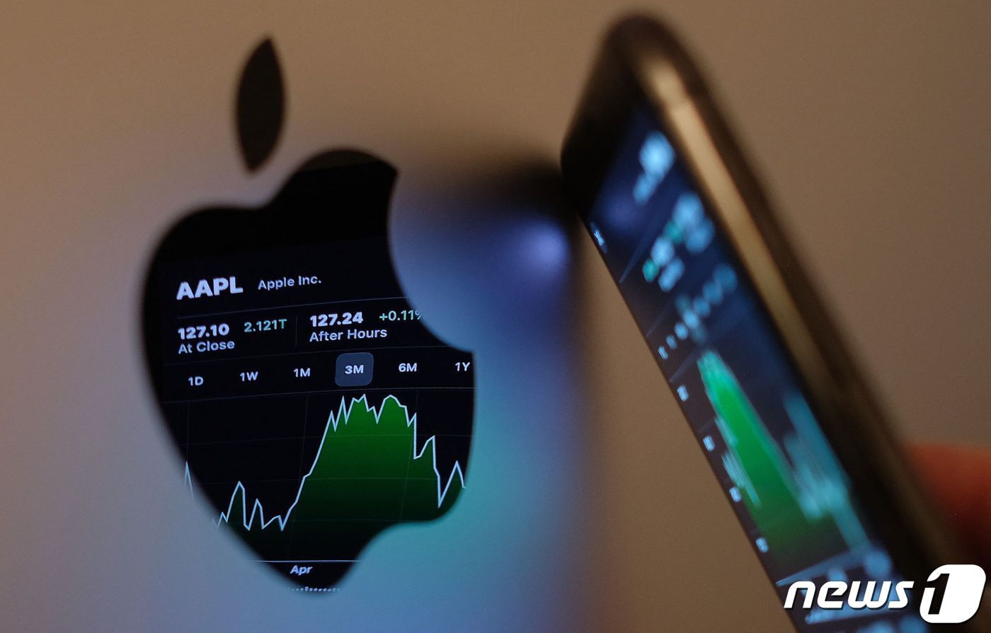 본문 이미지 - 애플 로고와 아이폰 2021.05.24 ⓒ AFP=뉴스1 ⓒ News1 정윤미 기자