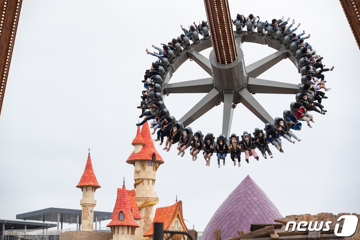 본문 이미지 - 이용객들이 자이언트 스윙을 타고 있다. (롯데월드 부산 제공)ⓒ 뉴스1