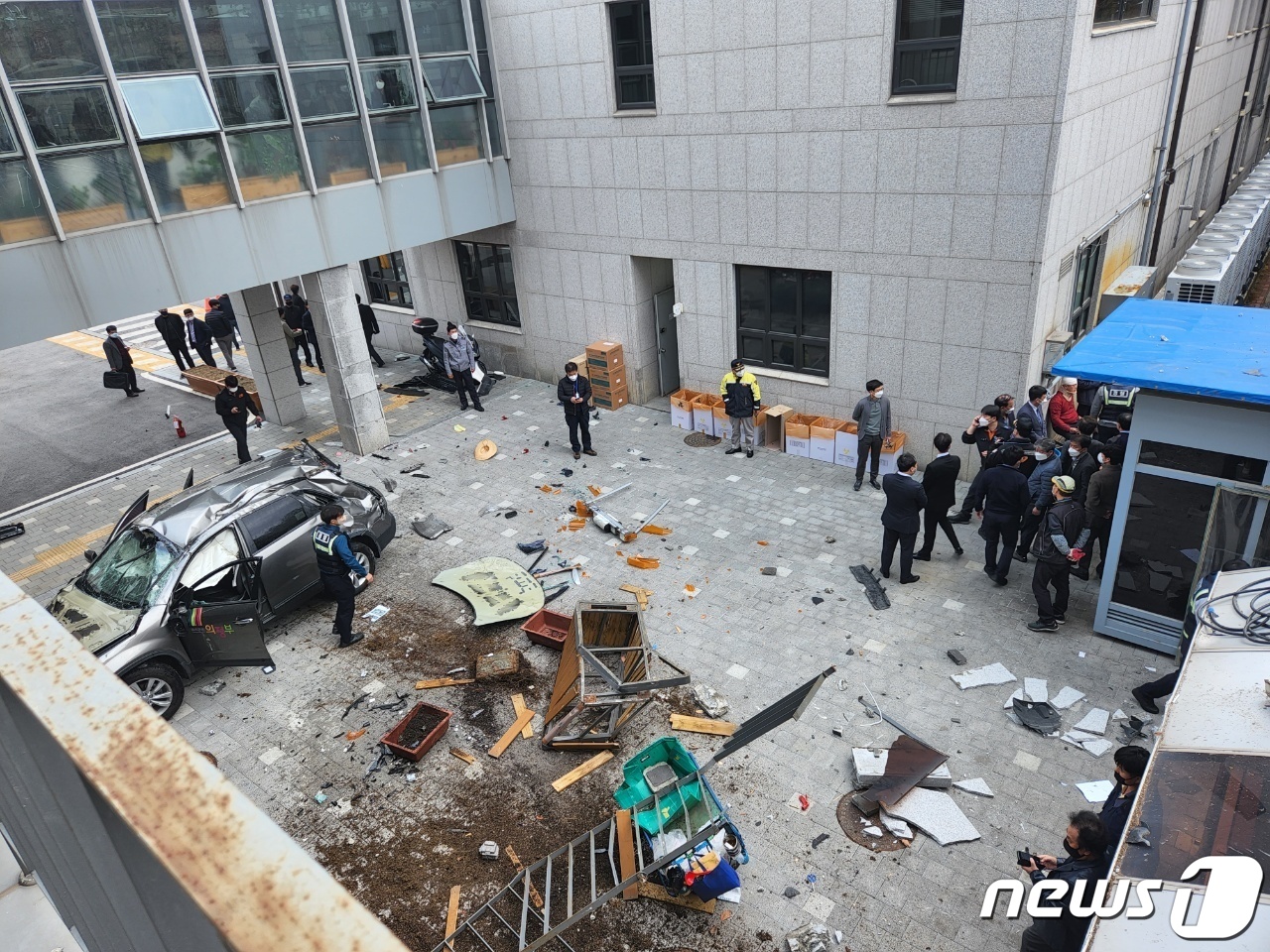 차량 추락으로 파손된 의정부시청 건물 - 뉴스1