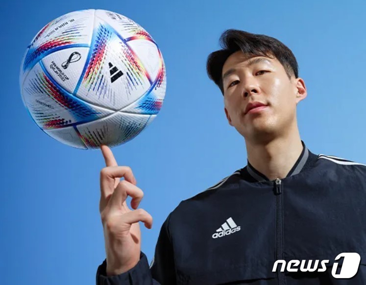 (서울=뉴스1) = FIFA는 31일(한국시간) 공식 후원사 아디다스가 제작한 카타르 월드컵 공인구 '알 릴라'를 공개했다. '알 릴라'는 아랍어로 '여행'을 의미하며, 개최국 카 …