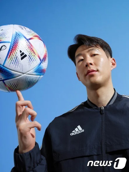 (서울=뉴스1) = FIFA는 31일(한국시간) 공식 후원사 아디다스가 제작한 카타르 월드컵 공인구 '알 릴라'를 공개했다. '알 릴라'는 아랍어로 '여행'을 의미하며, 개최국 카 …