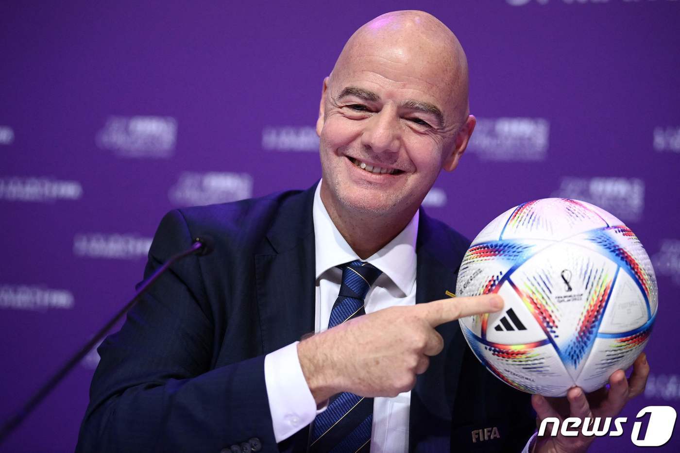 본문 이미지 - 지안니 인판티노 국제축구연맹(FIFA) 회장이 31일(현지시간) 카타르 도하에서 열린 제72회 FIFA 총회에서 기자 간담회에 앞서 2022 카타르 월드컵 공인구 '알 릴라'를 들어보이고 있다. 2022.3.31/뉴스1 ⓒ AFP=뉴스1