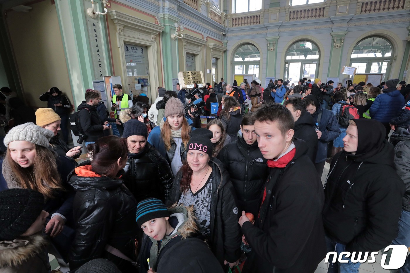 (프셰미실(폴란드)=뉴스1) 조태형 기자 = 3일(현지시간) 우크라이나 접경 도시인 폴란드 프셰미실 중앙역에 피란민들이 모여 있다. 2022.3.4/뉴스1