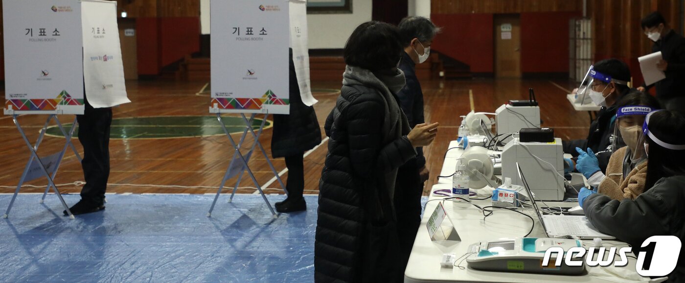 본문 이미지 - 제20대 대통령선거 사전투표 첫날인 4일 전북 전주시 노송동 사전투표소인 풍남초등학교를 찾은 유권자들이 사전투표를 하고 있다. 2022.3.4/뉴스1 ⓒ News1 유경석 기자