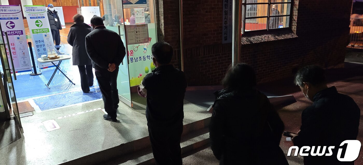 본문 이미지 - 제20대 대통령선거 사전투표 첫날인 4일 전북 전주시 노송동 사전투표소인 풍남초등학교를 찾은 유권자들이 사전투표를 하고 있다. 2022.3.4/뉴스1 ⓒ News1 유경석 기자