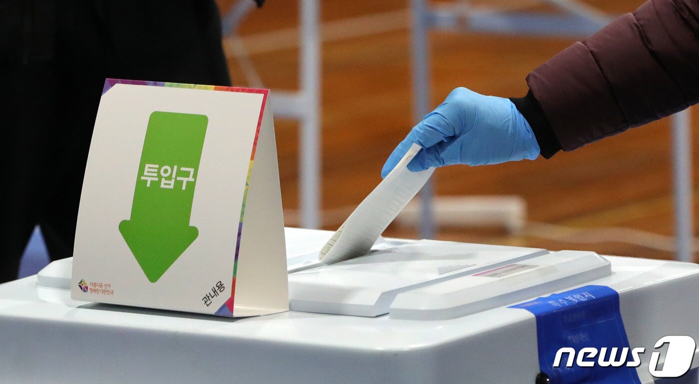 본문 이미지 - 제20대 대통령선거 사전투표 첫날인 4일 전북 전주시 노송동 사전투표소인 풍남초등학교를 찾은 유권자들이 사전투표를 하고 있다. 2022.3.4/뉴스1 ⓒ News1 유경석 기자