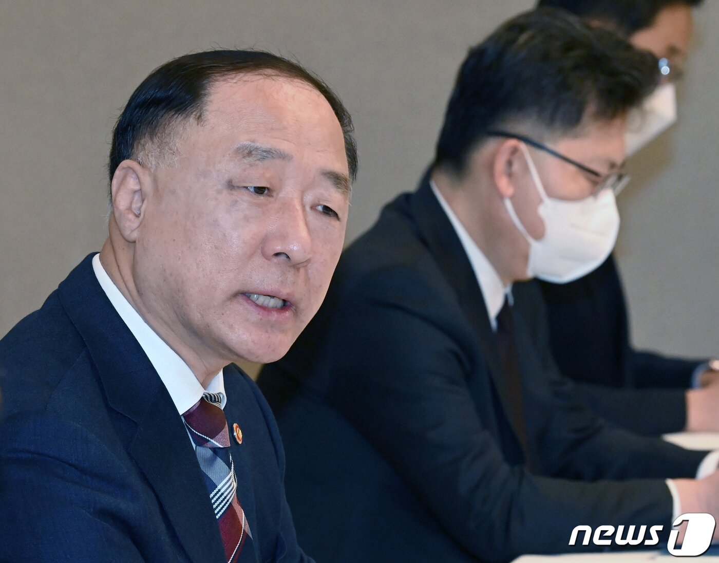 본문 이미지 - 홍남기 경제부총리 겸 기획재정부 장관이 4일 서울 종로구 정부서울청사에서 열린 물가관계장관회의를 주재하며 발언하고 있다. 2022.3.4/뉴스1 ⓒ News1 송원영 기자