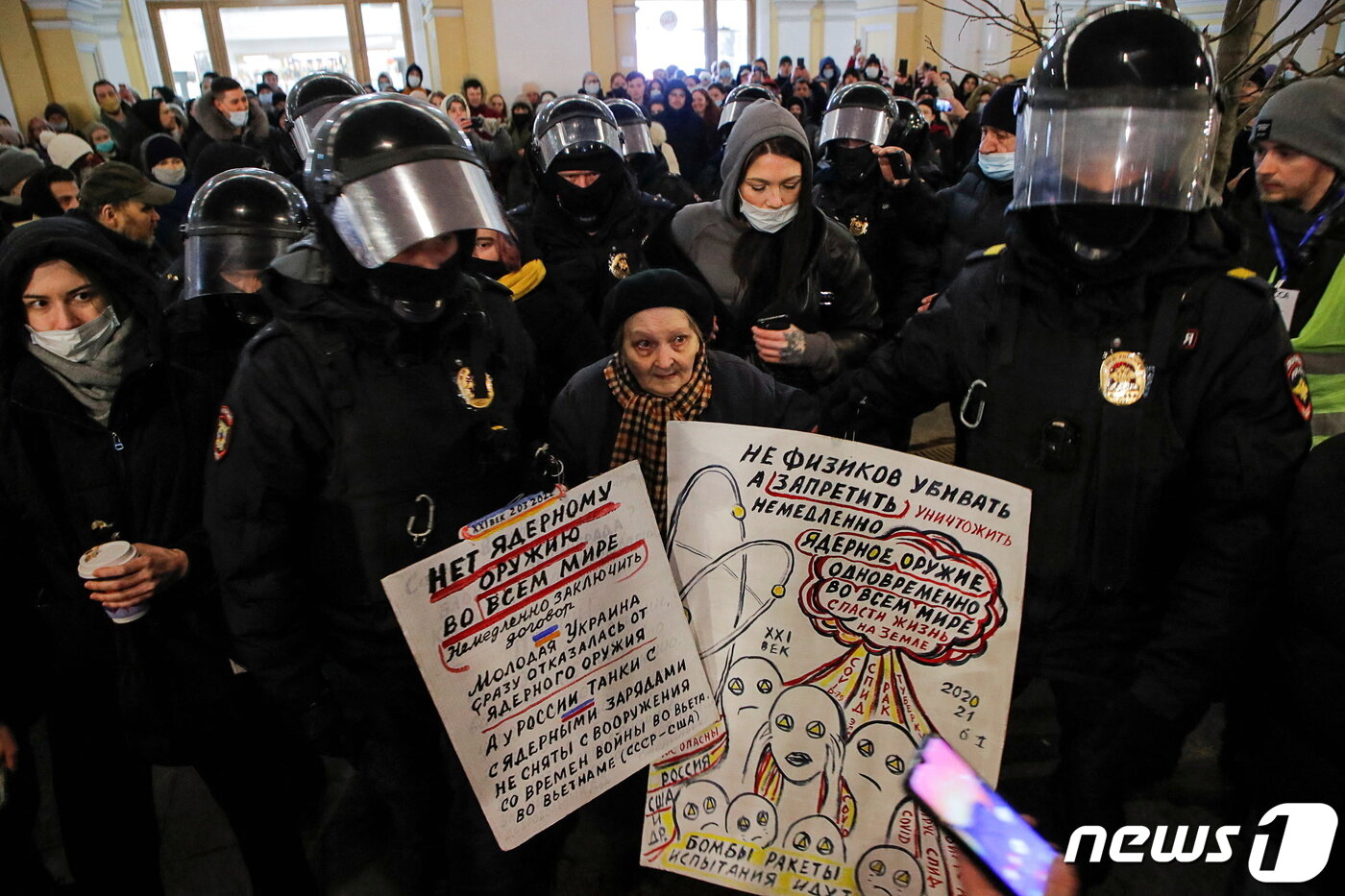 본문 이미지 - 2일(현지시간) 러시아 상트페테르부르크에서 유명 사회운동가 겸 예술인 옐레나 오시포바(77)가 반전 시위 도중 경찰에 체포되고 있다. ⓒ 로이터=뉴스1 ⓒ News1 정윤미 기자