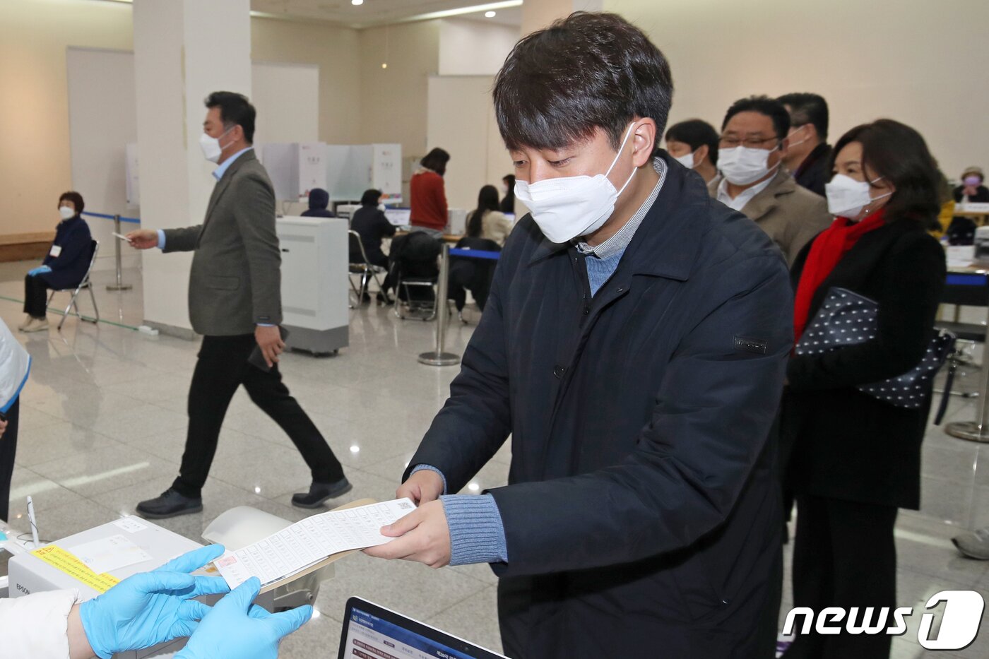 본문 이미지 - 이준석 국민의힘 대표가 4일 오전 광주 북구 전남대학교 컨벤션홀에 마련된 제20대 대통령선거 용봉동 사전투표소를 찾아 투표용지를 받고 있다.  ⓒ News1 황희규 기자