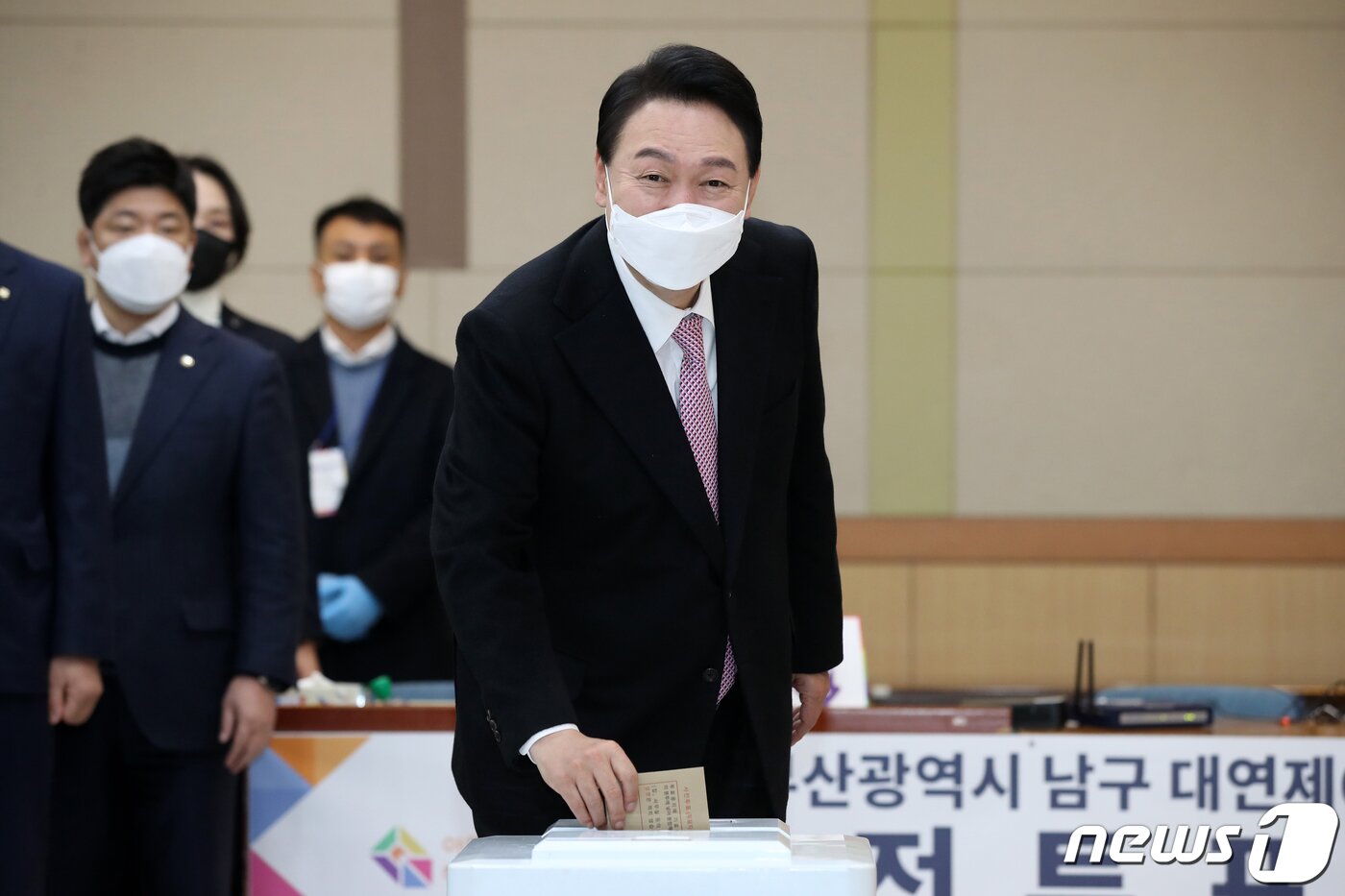 본문 이미지 - 윤석열 국민의힘 대선 후보가 4일 부산 남구 대연동 부산남구청에 마련된 제20대 대통령 선거 사전투표소를 찾아 투표하고 있다. 2022.3.4/뉴스1 ⓒ News1 구윤성 기자