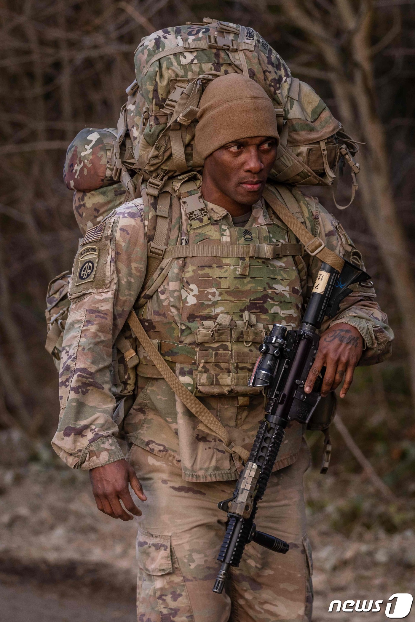 (아르와무프 AFP=뉴스1) 우동명 기자 = 3일(현지시간) 우크라이나 접경인 폴란드 아르와무프의 군 캠프에서 미군이 행군을 하고 있다.ⓒ AFP=뉴스1