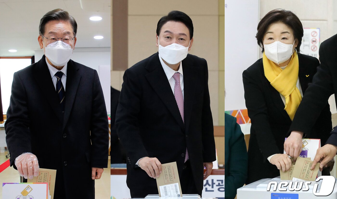 본문 이미지 - 이재명(왼쪽부터) 더불어민주당 대선후보, 윤석열 국민의힘 대선후보, 심상정 정의당 대선후보가 제20대 대통령 선거 사전투표 첫날인 4일 오전 서울 중구 소공동 주민센터, 부산 남구청, 서울 종로구 혜화동 주민센터에 마련된 사전투표소를 각각 찾아 투표하고 있다. 2022.3.4/뉴스1 ⓒ News1 이승배 기자