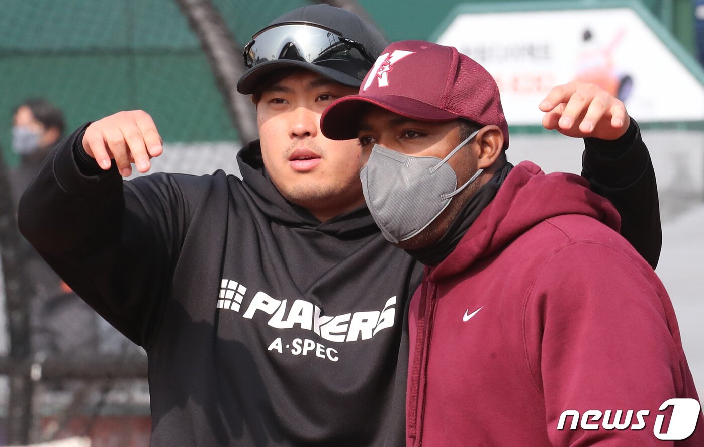 류현진&#40;토론토 블루제이스&#41;과 메이저리그&#40;MLB&#41; LA 다저스에서 뛸 당시 절친이었던 야시엘 푸이그&#40;키움 히어로즈&#41;가 4일 대전 한화생명 이글스파크에서 연습경기에 앞서 만나 대화를 하고 있다. 2022.3.4/뉴스1 ⓒ News1 김기태 기자