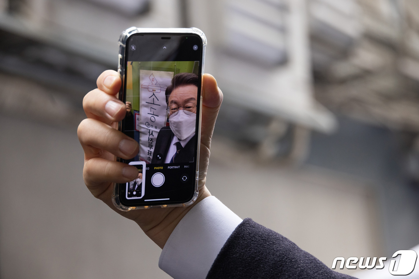 (서울=뉴스1) 이동해 기자 = 제20대 대통령선거 사전투표가 시작된 4일 서울 중구 소공동주민센터에 마련된 투표소에서 이재명 더불어민주당 대선후보가 인증샷을 남기고 있다. 202 …