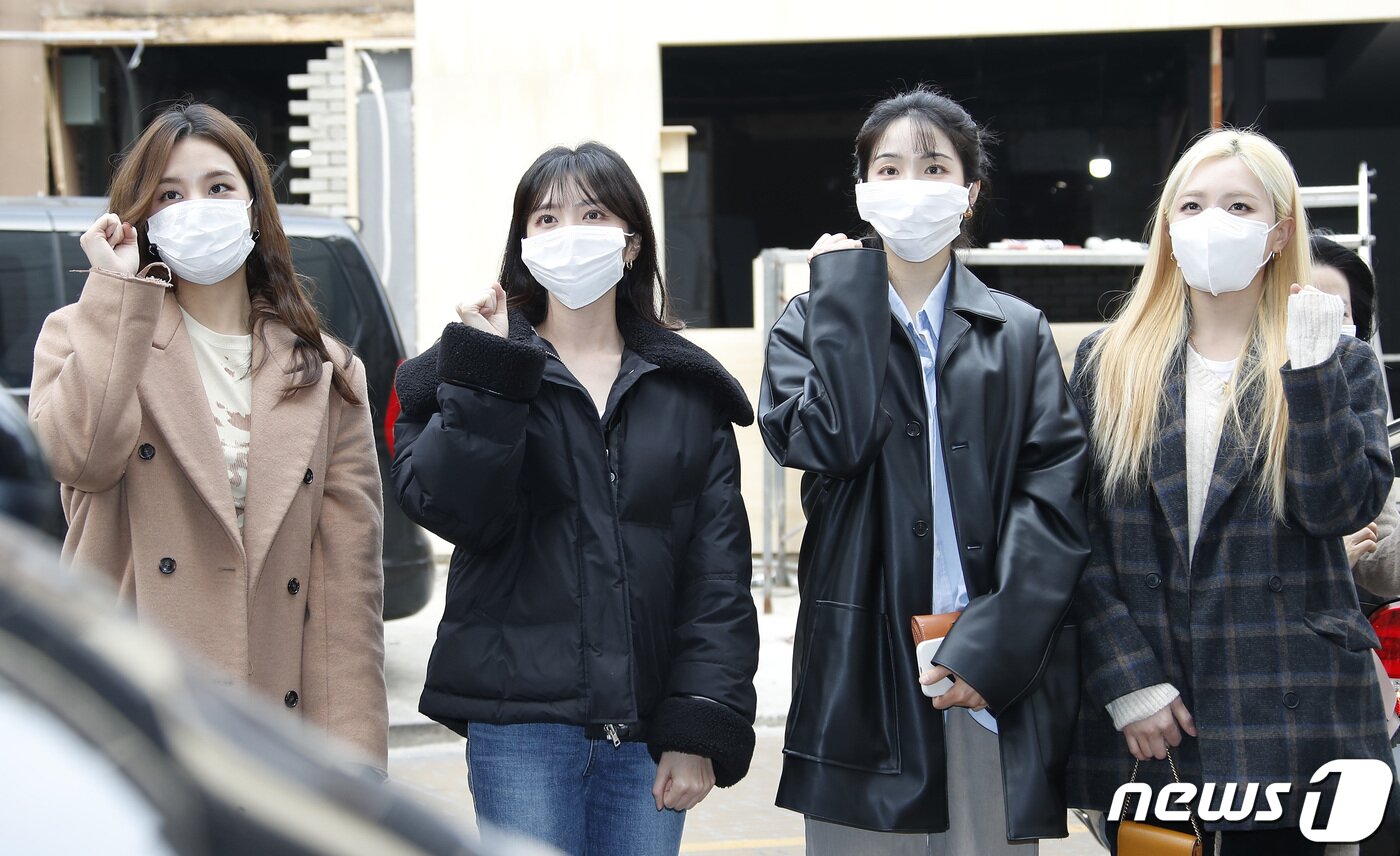 본문 이미지 - 라붐 솔빈(왼쪽부터), 해인, 지엔, 소연이 20대 대통령선거 사전투표 첫날인 4일 오전 서울 강남구 청담사전투표소로 들어서고 있다. 2022.3.4/뉴스1 ⓒ News1 권현진 기자