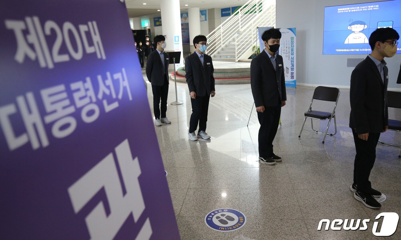 본문 이미지 - 제20대 대통령선거 사전투표 첫날인 4일 오전 대전시청에 마련된 사전투표소에서 만 18세인 충남고등학교 3학년 학생들이 투표를 하기 위해 차례를 기다리고 있다. 2022.3.4/뉴스1 ⓒ News1 김기태 기자