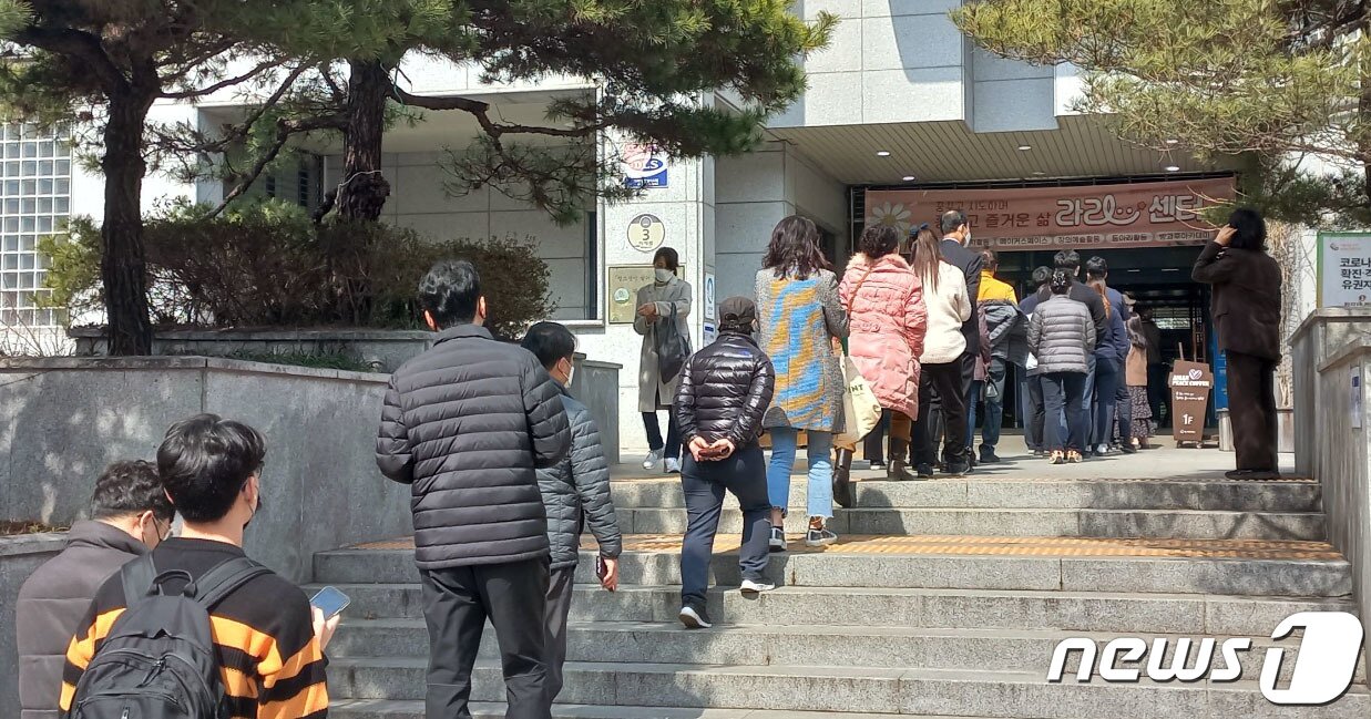 본문 이미지 - 제20대 대통령선거 사전투표가 시작된 4일 광주 서구문화센터에 마련된 투표소에서 점심시간을 이용해 투표하려는 시민들이 긴 줄을 서고 있다. 2022.3.4/뉴스1 ⓒ News1 박영래 기자