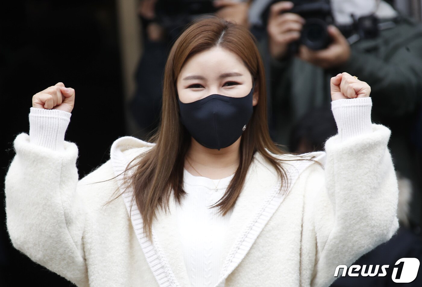 본문 이미지 - 가수 송가인이 20대 대통령선거 사전투표 첫날인 4일 서울 강남구 청담사전투표소에서 투표를 하기위해 들어서며 인사를 하고 있다. 2022.3.4/뉴스1 ⓒ News1 권현진 기자