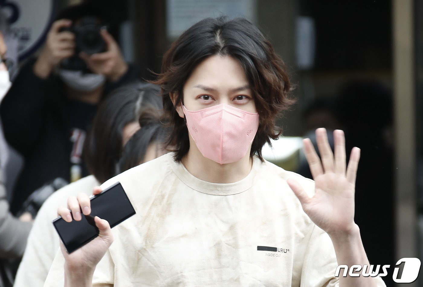 (서울=뉴스1) 권현진 기자 = 슈퍼주니어 김희철이 20대 대통령선거 사전투표 첫날인 4일 서울 강남구 청담사전투표소에서 투표를 마치고 이동을 하고 있다. 2022.3.4/뉴스1