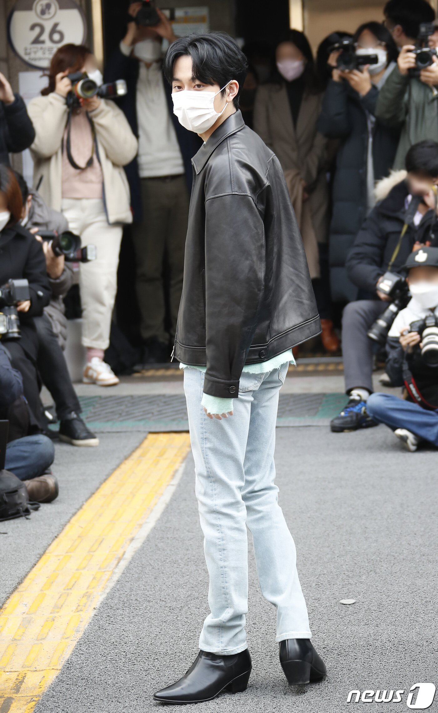 본문 이미지 - 가수 유선호가 20대 대통령선거 사전투표 첫날인 4일 서울 강남구 청담사전투표소에서 들어서고 있다. 2022.3.4/뉴스1 ⓒ News1 권현진 기자