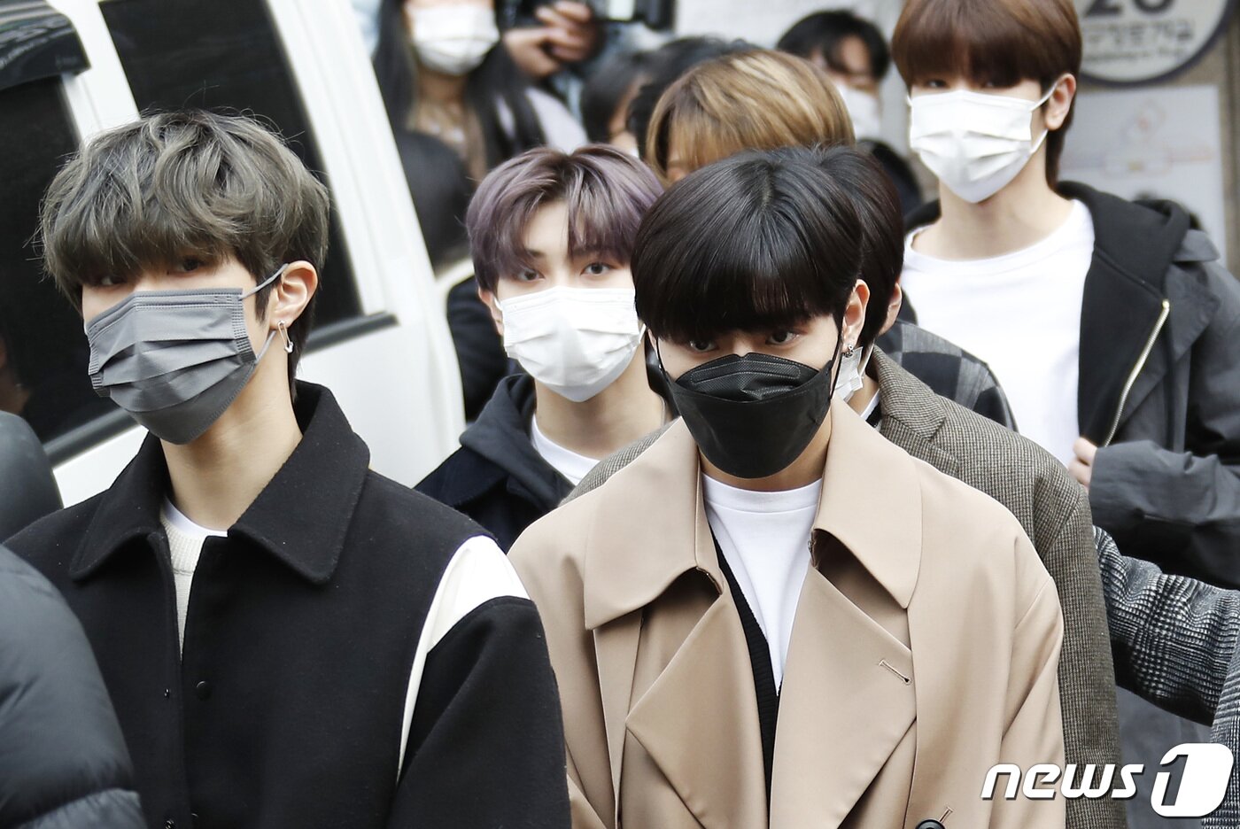 본문 이미지 - 블리처스가 20대 대통령선거 사전투표 첫날인 4일 서울 강남구 청담사전투표소에서 투표를 마치고 이동하고 있다. 2022.3.4/뉴스1 ⓒ News1 권현진 기자