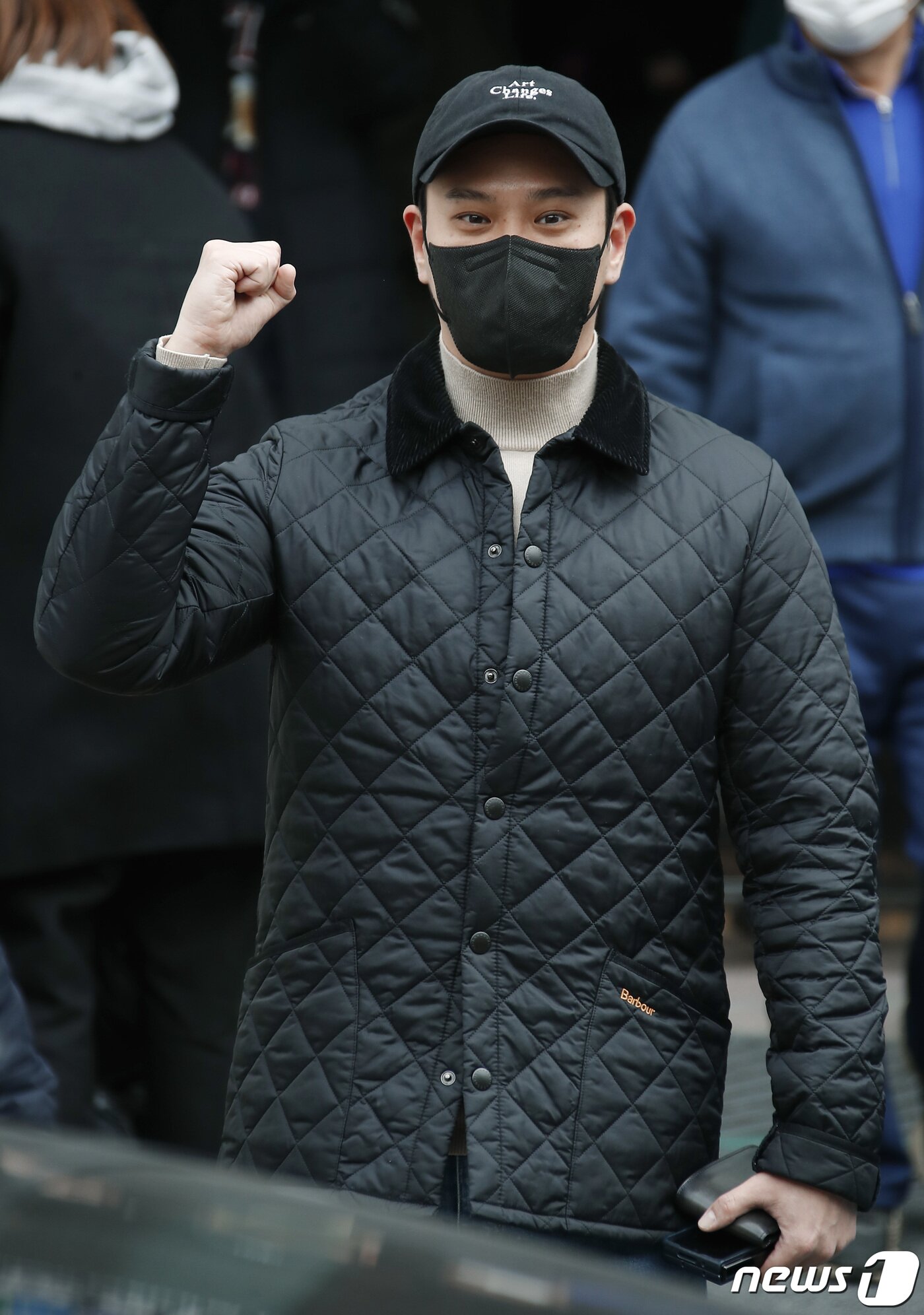 본문 이미지 - SG워너비 김용준이 20대 대통령선거 사전투표 첫날인 4일 서울 강남구 청담사전투표소에서 들어서며 투표를 독려하고 있다. 2022.3.4/뉴스1 ⓒ News1 권현진 기자