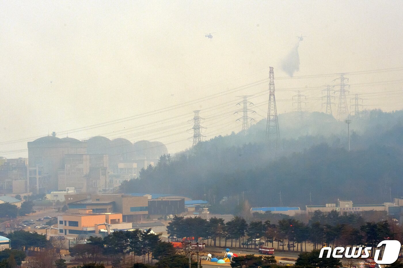 본문 이미지 - 4일 오후 산림청 산불진화헬기들이 한수원(주) 한울원자력본부 쪽으로 불이 번지는 것을 차단하고 있다. 산림청은 이날 오후 2시10분 경북 울진군 북면 두천리에서 일어난 산불이 강풍을 타고 마을 쪽으로 번지자 '산불3단계'와 산불재난 국가위기경보를 '심각 단계'로 상향하고 진화작업에 집중하고 있다. 2022.3.4/뉴스1 ⓒ News1
