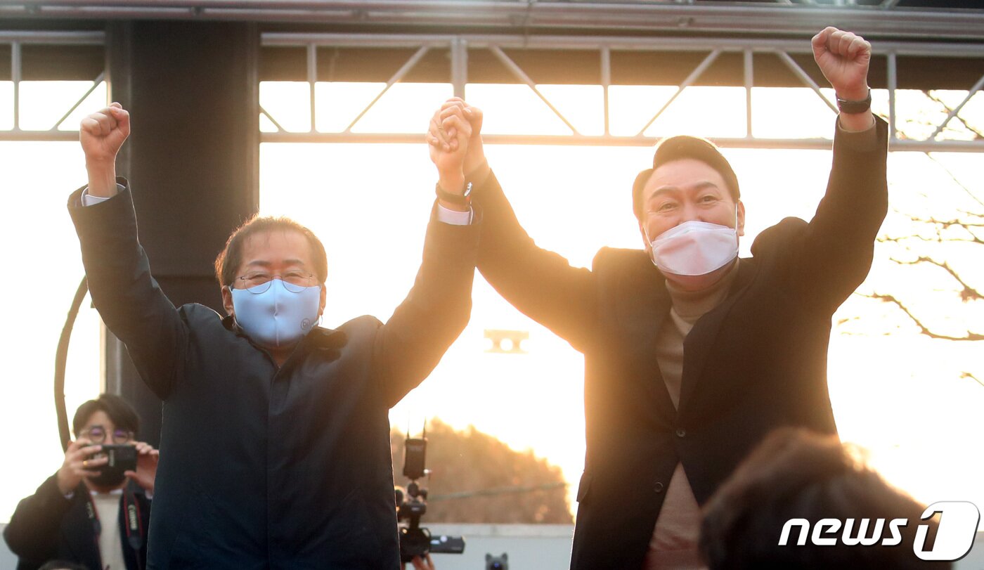 본문 이미지 - 윤석열 국민의힘 대선 후보가 4일 오후 대구 달서구 두류공원에서 열린 유세에서 홍준표 의원과 손잡고 지지자들에게 인사하고 있다. 2022.3.4/뉴스1 ⓒ News1 구윤성 기자