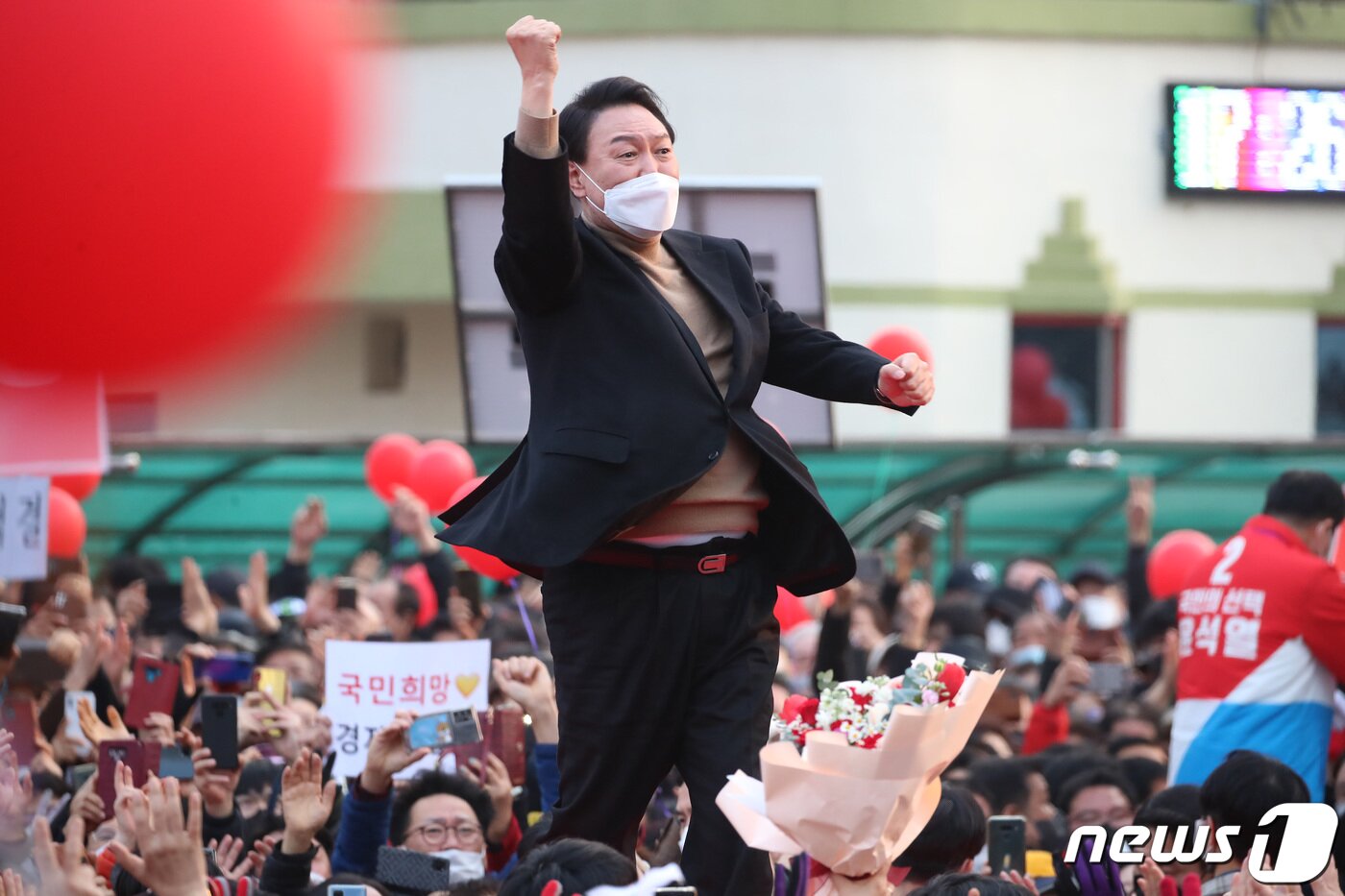 본문 이미지 - 윤석열 국민의힘 대선 후보가 4일 오후 대구 달서구 두류공원 성당못 앞에서 열린 유세에서 지지를 호소하고 있다. 2022.3.4/뉴스1 ⓒ News1 공정식 기자