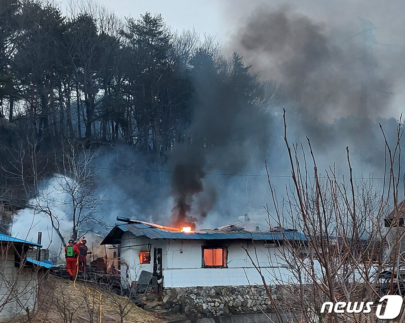 본문 이미지 - 4일 오후 경북 울진군 북면 두천리에서 발생한 산불이 강풍을 타고 북면 전역으로 번지는 가운데 한울원자력발전소 뒤편 신화리 민가에서 소방대원이 화재를 진화하고 있다. (독자 제공) 2022.3.4/뉴스1 ⓒ News1 공정식 기자