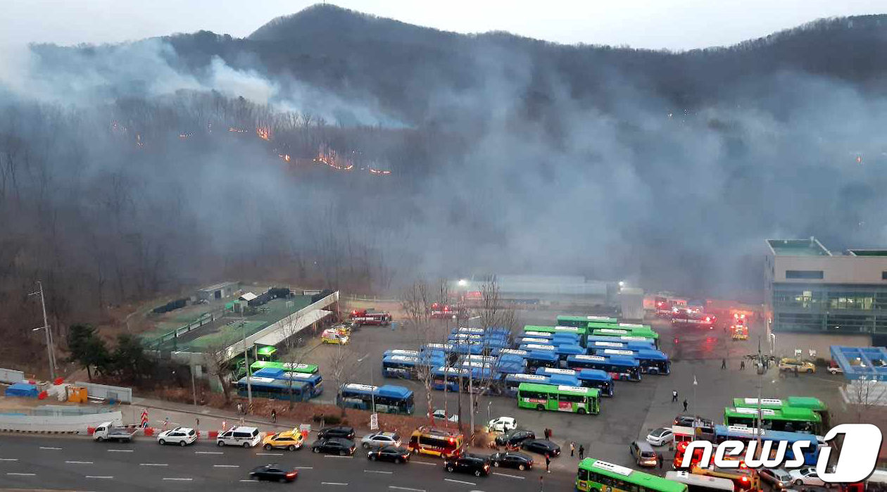 (서울=뉴스1) = 4일 오후 5시 14분쯤 서울시 강남구 개포동 소재 구룡마을에서 화재가 발생해 소방당국이 진화 중이다. 소방당국에 따르면 구룡마을 입구 부근에서 불이 났고, 이 …