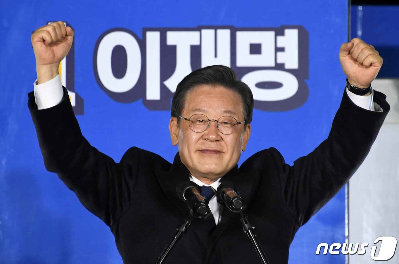 본문 이미지 - 이재명 더불어민주당 대표가 대선후보 시절 서울 강동구 강동아트센터 앞에서 지지를 호소하고 있다. 2022.3.4/뉴스1 ⓒ News1 국회사진취재단