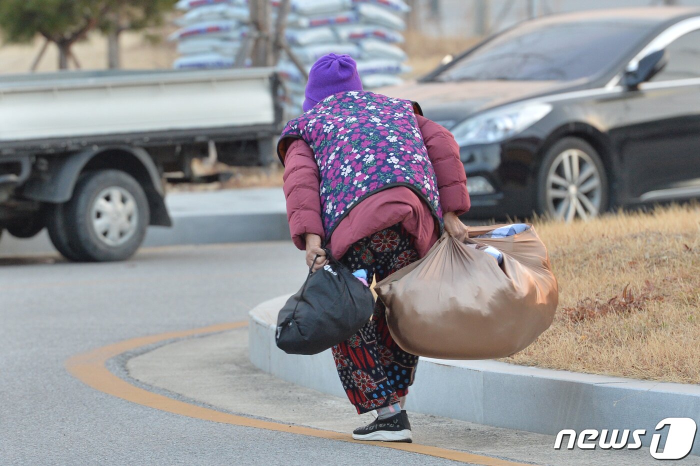 본문 이미지 - 경북 울진 산불 이틀째인 5일 오전 울진국민체육센터에 마련된 임시 대피소에서 뜬 눈으로 밤을 보낸 이재민이 집으로 가기 위해 길을 나서고 있다.임시 대피소에는 신화리 등 5개 마을 주민 등 400여 명이 대피해 있다.2022.3.5/뉴스1 ⓒ News1 최창호 기자