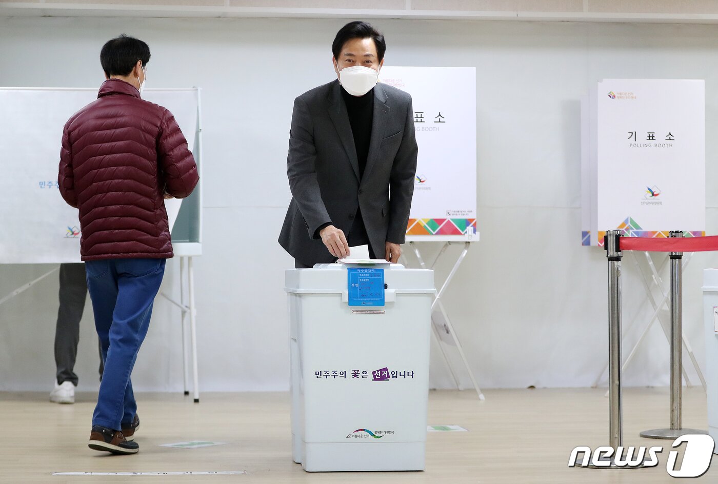 본문 이미지 - 오세훈 서울시장이 5일 오전 서울 광진구 자양제3동주민센터에서 제20대 대통령선거 사전투표를 하고 있다. 2022.3.5/뉴스1 ⓒ News1 김진환 기자