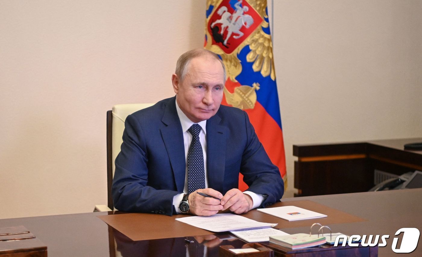 본문 이미지 - 블라디미르 푸틴 러시아 대통령이 4일 (현지시간) 스크바 외곽의 노보-오가르요보 관저에서 화상으로 열린 페리선 로코솝스키 제독호의 운항식에 참석을 하고 있다. ⓒ AFP=뉴스1 ⓒ News1 우동명 기자