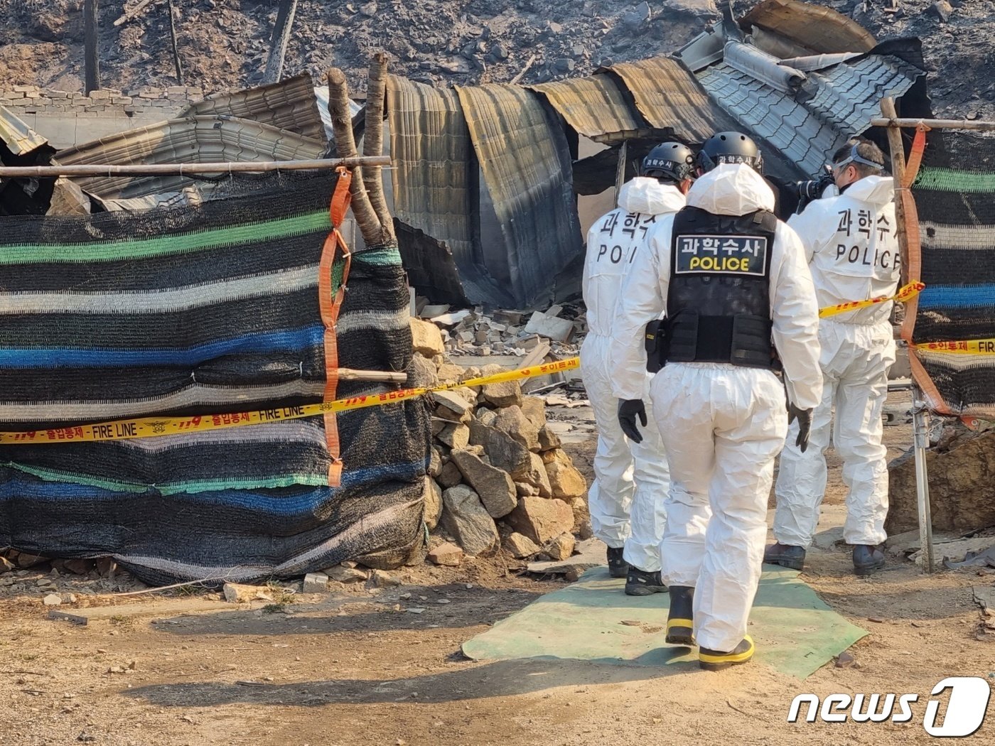 본문 이미지 - 강원 강릉시 옥계면 남양리에 위치한 A 씨 거주지. A 씨가 이곳에서 지른 불은 강풍과 함께 대형산불로 번져 강릉·동해 일대 산림 4000㏊를 잿더미로 만들었다.  2022년 3월 화재 당시 감식반이 감식을 진행하고 있다.&#40;뉴스1 DB&#41;