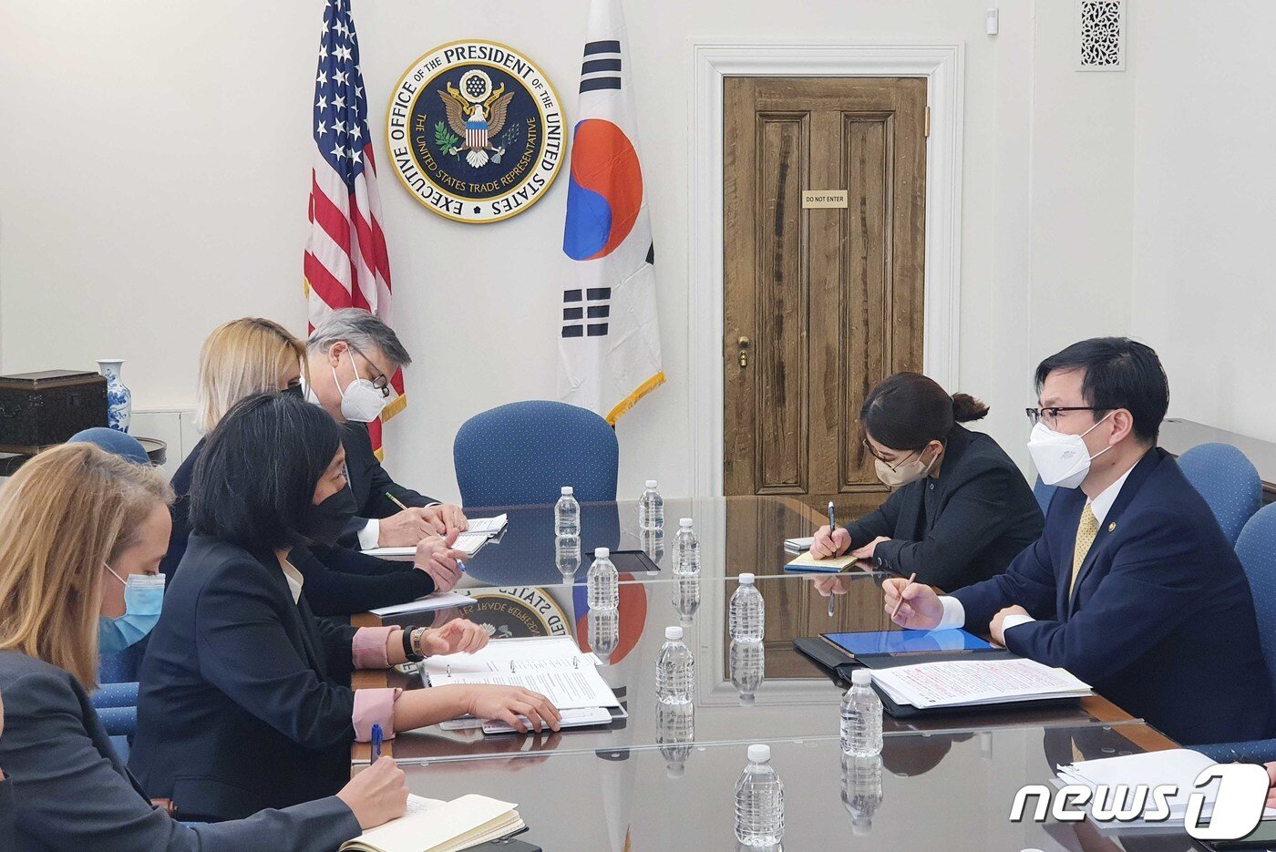 본문 이미지 - 여한구 산업통상자원부 통상교섭본부장(오른쪽)이 지난 4일(현지시간) 미국 워싱턴DC에서 캐서린 타이 미국 무역대표부(USTR) 대표와 회담하고 있다. (산업통상자원부 제공) 2022.3.5/뉴스1 ⓒ News1 임세영 기자