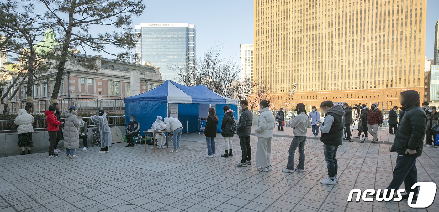 제20대 대통령선거 사전투표 이틀째인 5일 오후 서울역 설치된 남영동 사전투표소에서 코로나19 확진자 및 자가격리자들이 투표를 위해 줄 서서 대기하고 있다. 2022.3.5/뉴스1 ⓒ News1 김진환 기자