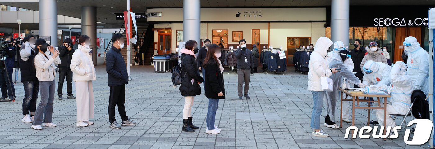 본문 이미지 - 제20대 대통령선거 사전투표 이틀째인 5일 오후 서울역 설치된 남영동 사전투표소에서 코로나19 확진자 및 자가격리자들이 투표를 위해 줄 서서 대기하고 있다. 2022.3.5/뉴스1 ⓒ News1 김진환 기자
