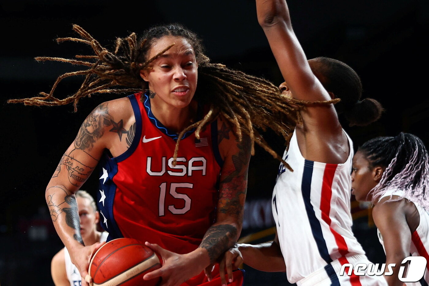 본문 이미지 - 브리트니 그리너가 2020년 도쿄 올림픽 여자 농구 게임에서 플레이를 하고 있다. ⓒ 로이터=뉴스1 ⓒ News1 박형기 기자