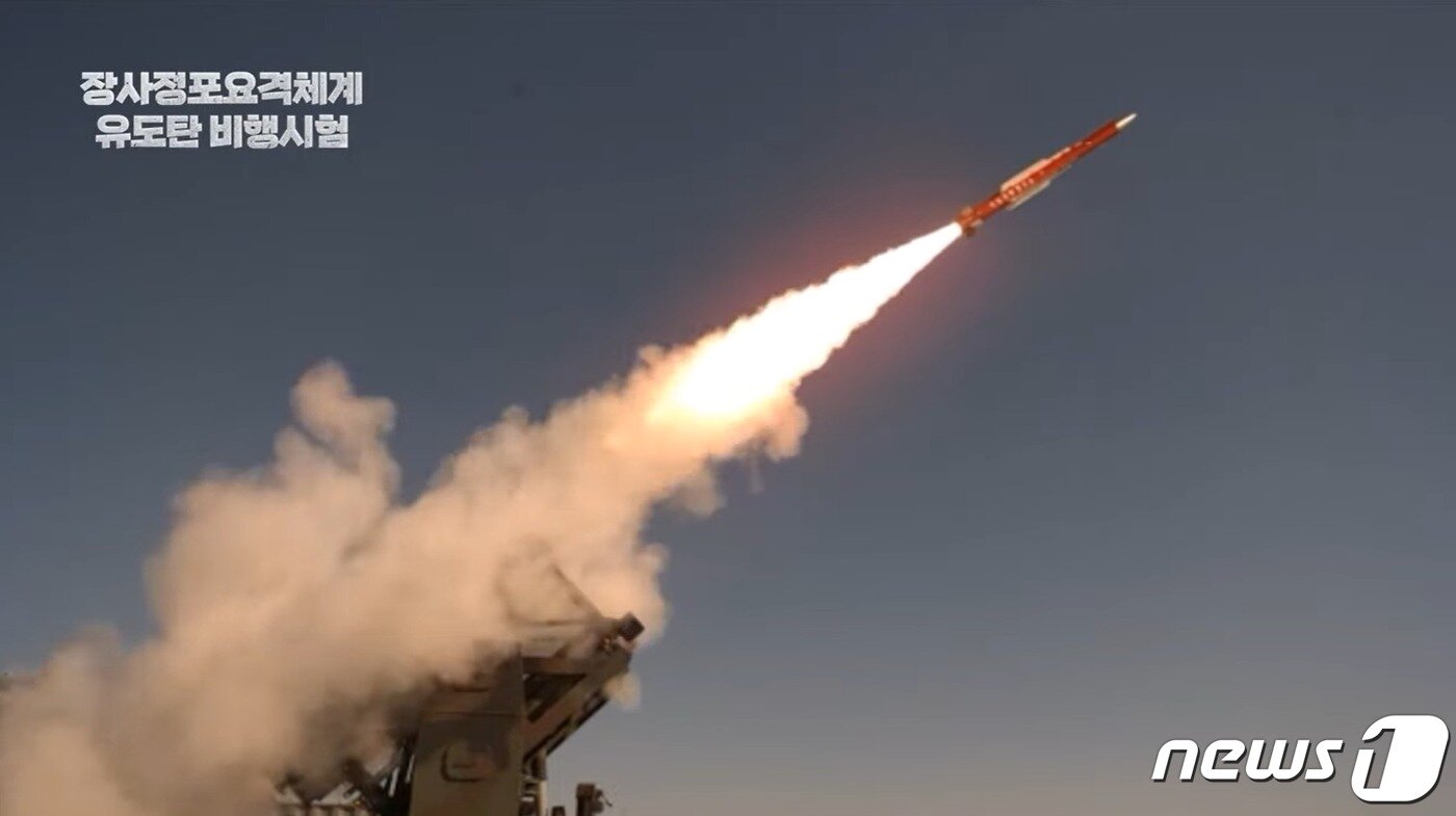 본문 이미지 - 장사정포요격체계(LAMD) 유도탄 비행시험 (국방부 유튜브 캡처) ⓒ 뉴스1