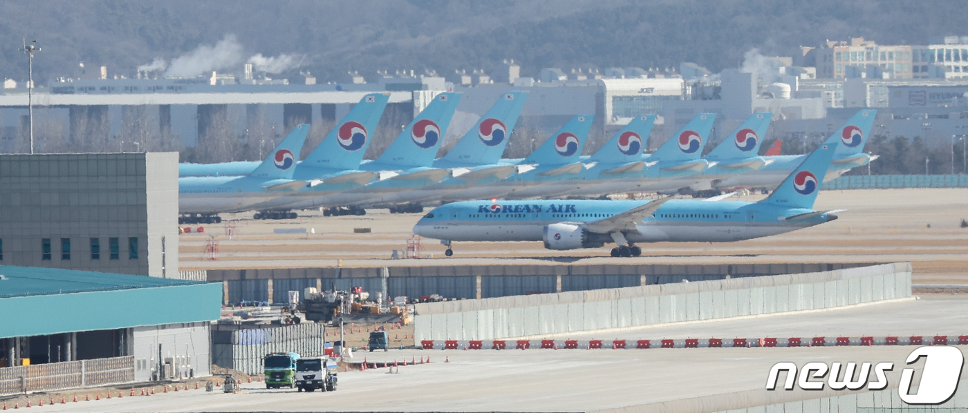 (인천공항=뉴스1) 안은나 기자 = 6일 인천국제공항 계류장에 대한항공 여객기가 이동하고 있다. 대한항공은 러시아 모스크바 공항에서 연료보급 불가 조치가 발효됨에 따라 주1회 운항 …