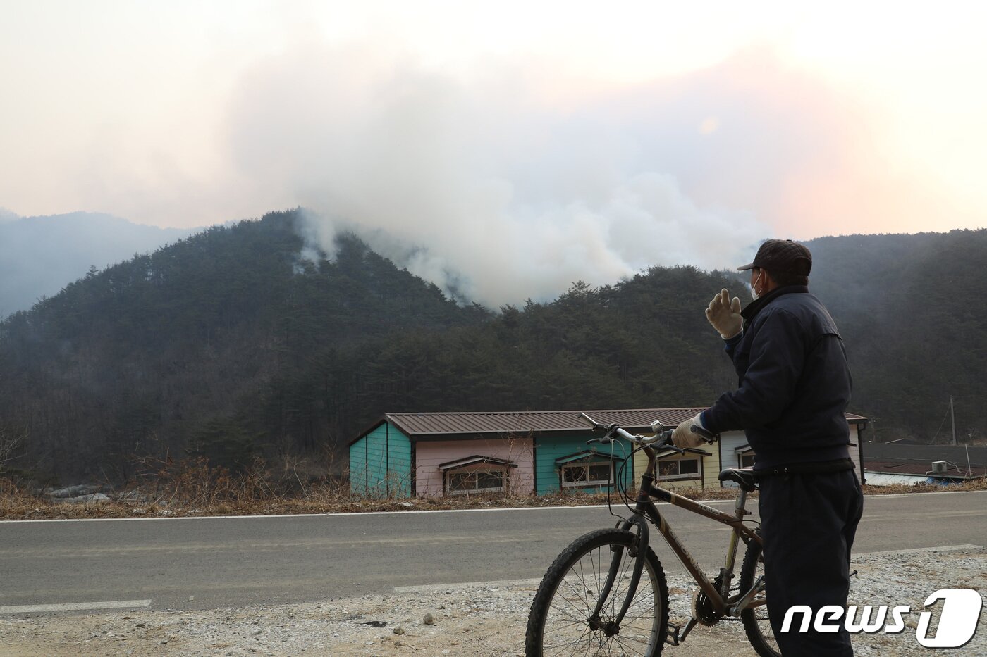 본문 이미지 - 경북 울진군 산불 사흘째인 6일 오전 울진군 북면 두천리 마을 뒷산에 불길이 번지며 연기가 피어오르고 있다. 2022.3.6/뉴스1 ⓒ News1 공정식 기자