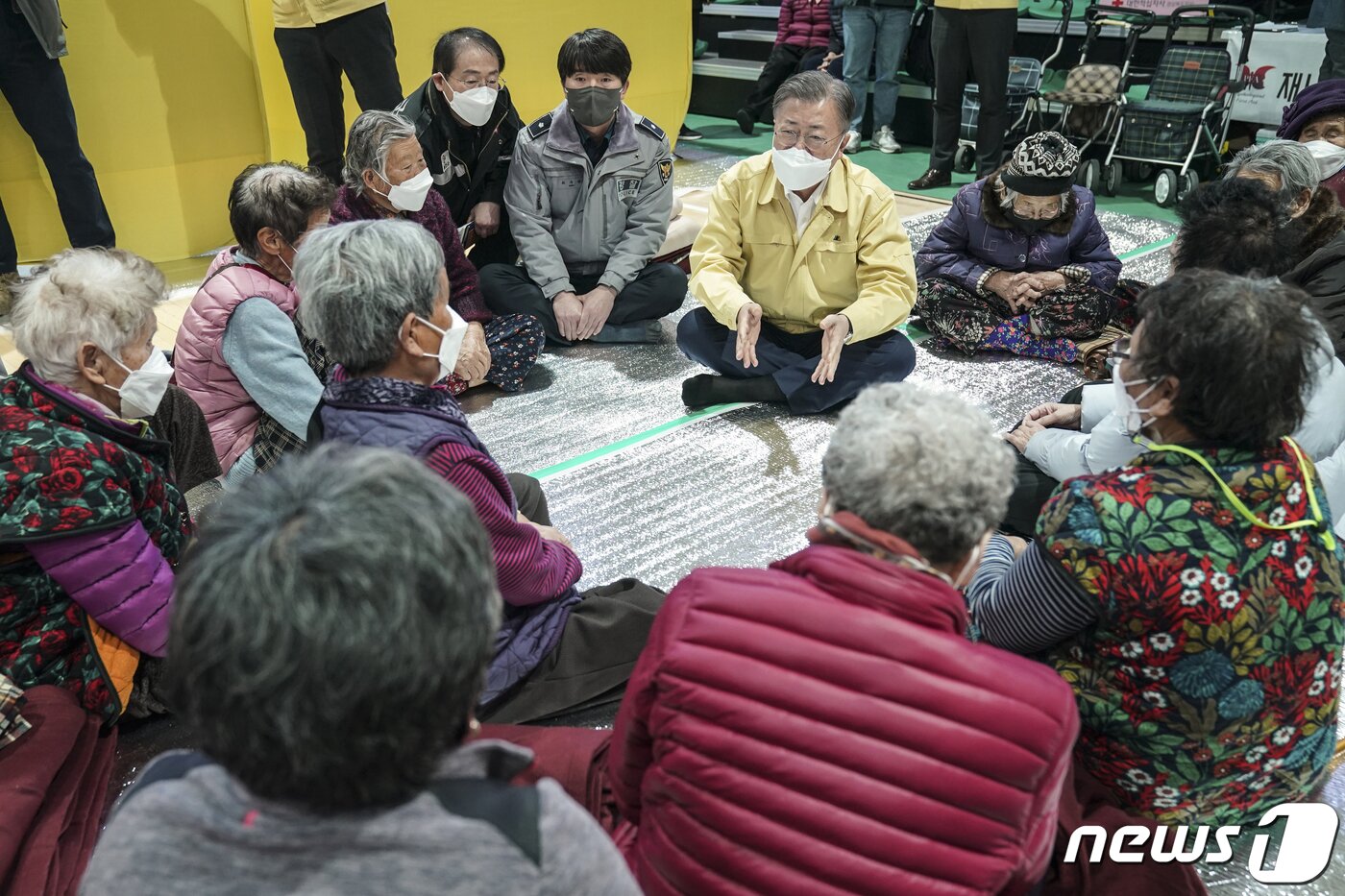 본문 이미지 - 강원ㆍ경북 산불현장 방문에 나선 문재인 대통령이 6일 경북 울진군 울진국민체육센터에 마련된 대피소를 찾아 이재민을 위로하고 있다.(청와대 제공)2022.3.6/뉴스1