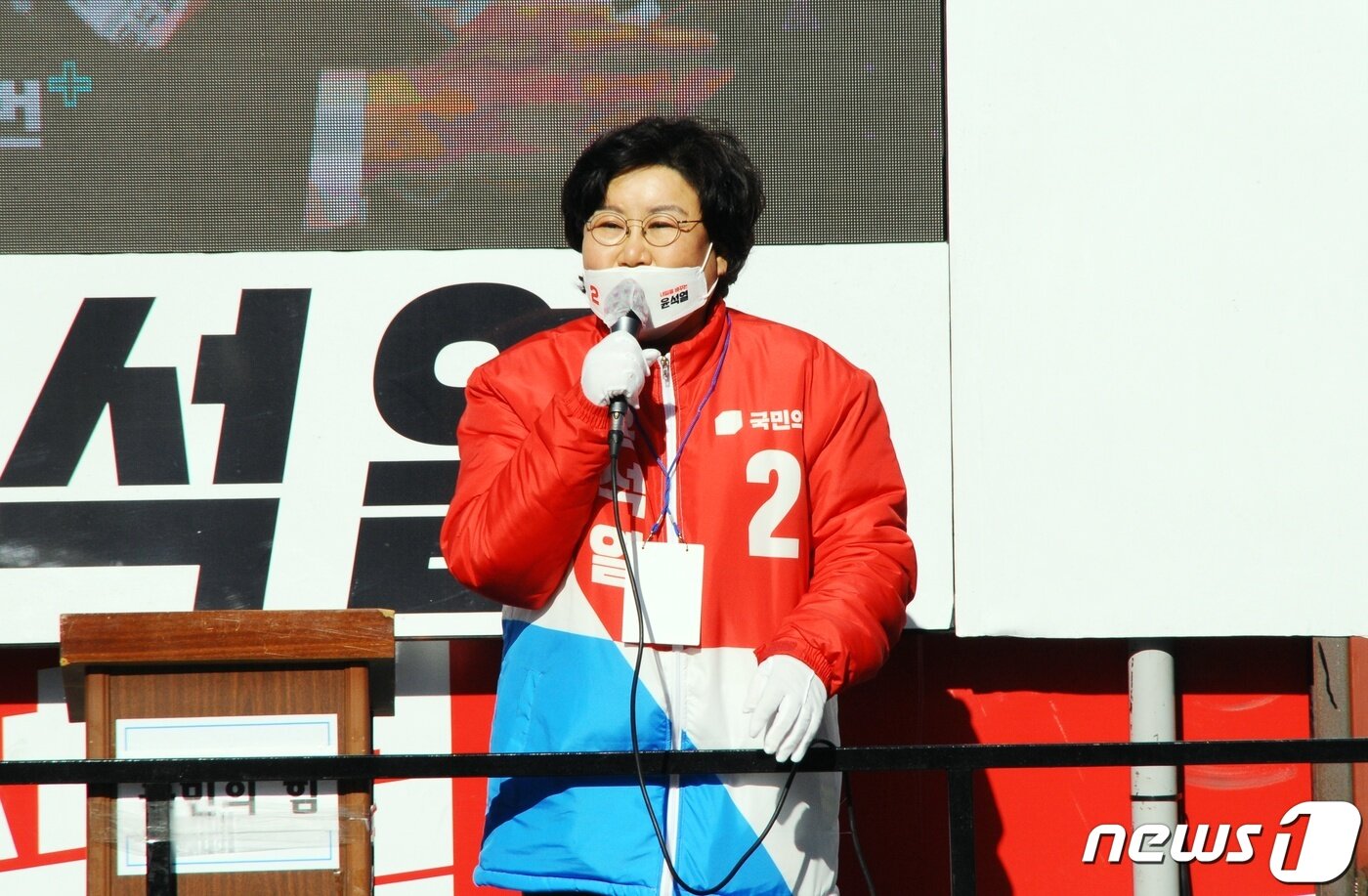 본문 이미지 - 충북 제천 출신인 이혜훈 전 국민의힘 의원이 2022년 3월 6일 증평 장날 지원유세에서 윤석열 후보 지지를 호소하고 있다. 2022.03.06/뉴스1 ⓒ News1 김정수 기자