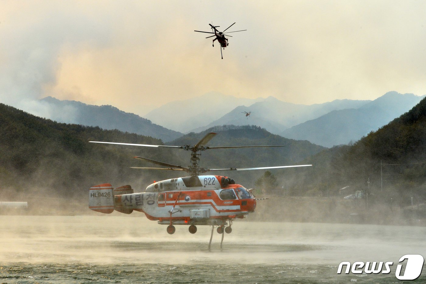 경북 울진군 산불 3일째인 6일 산림청이 보유한 대형산불진화헬기&#40;KA-32&#41;가 북면 덕구온천 주변에서 발생한 산불을 진화하기 위해 저수지에서 담수하고 있다. 2022.3.6/뉴스1 ⓒ News1 최창호 기자