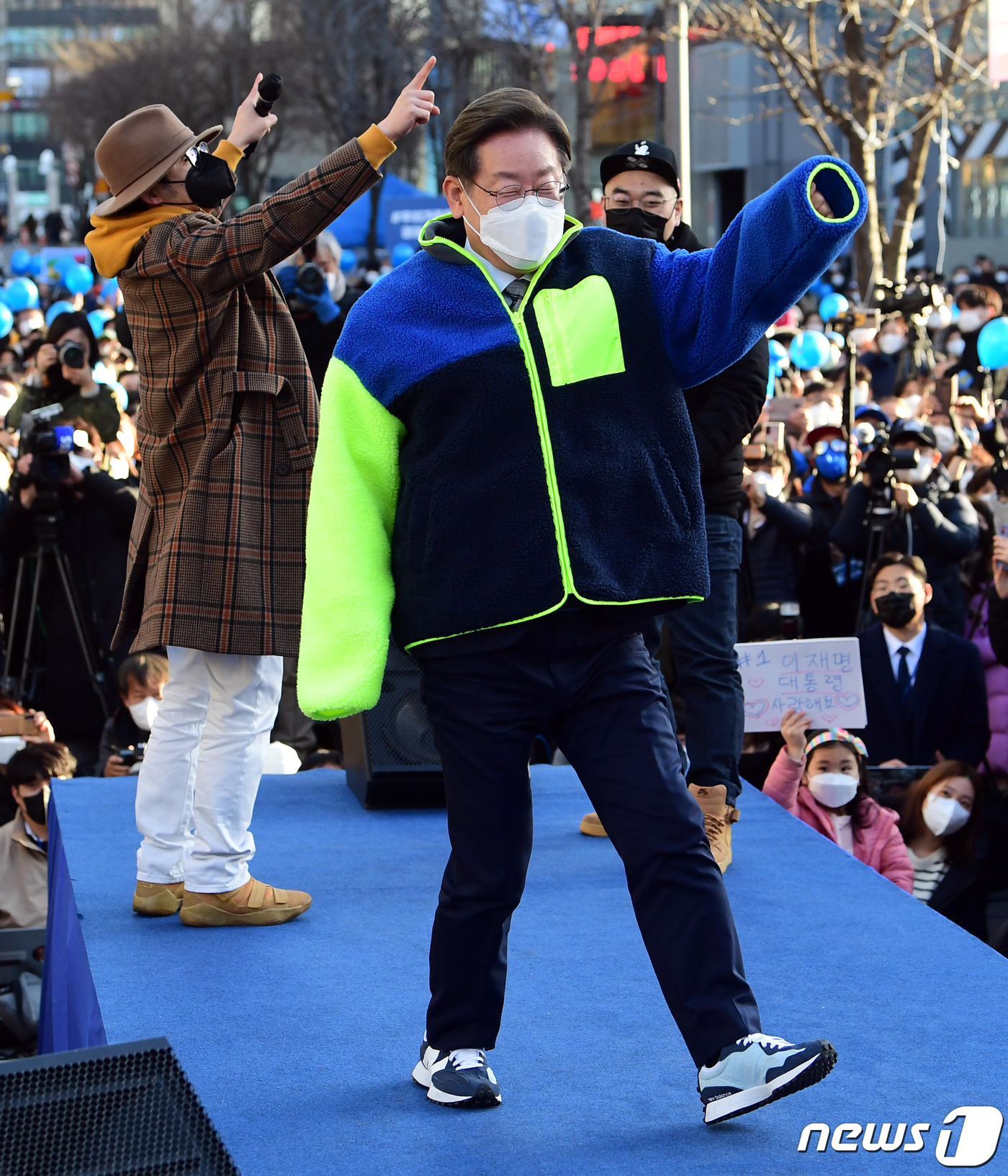 (서울=뉴스1) 국회사진취재단 = 이재명 더불어민주당 대선 후보가 6일 오후 서울 서대문구 신촌 유플렉스 광장에서 열린 유세에서 랩 음악에 맞춰 춤을 추고 있다. 2022.3.6/ …